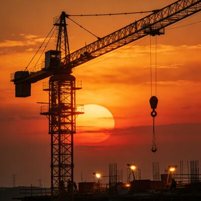 Скорость передвижения тележки от 0 до 50 м/мин. Грузоподъемность башенного крана 10 тонн и скорость подъема 0,5 м/мин. Предназначен для перемещения материалов.